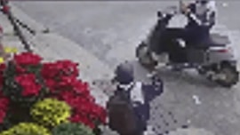 Hai học sinh cúi đầu “cảm ơn camera” và phản ứng bất ngờ của chủ nhà