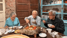 Bức ảnh bữa cơm gia đình của tỷ phú Jensen Huang khiến nhiều người suy ngẫm